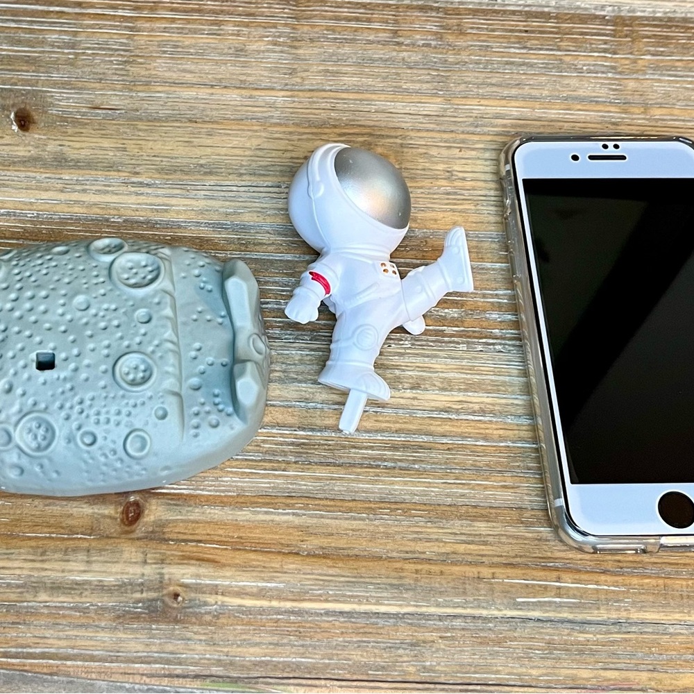 Fun Astronaut Phone Holder. In Silver Visor. New in Box. - Picture 5 of 8